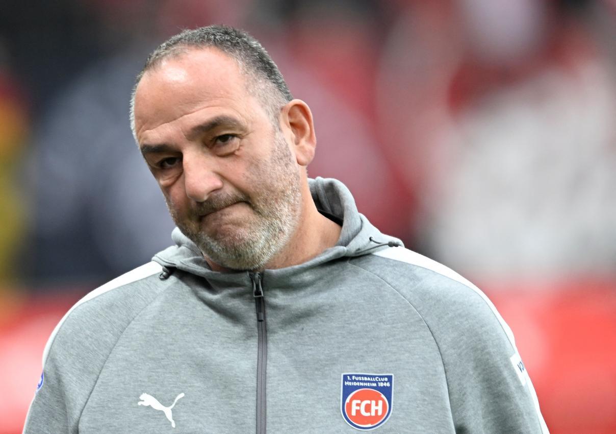 Frank Schmidts Heidenheimer stecken tief in der Krise. © APA/afp / INA FASSBENDER