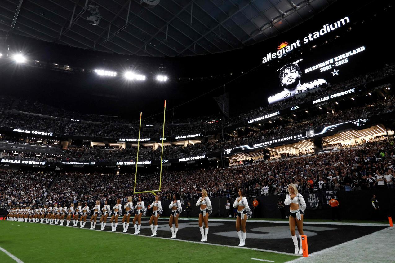 Im Allegiant Stadium wurden mehrfach an Marshawn Kneeland erinnert. © APA / CHRISTIAN PETERSEN