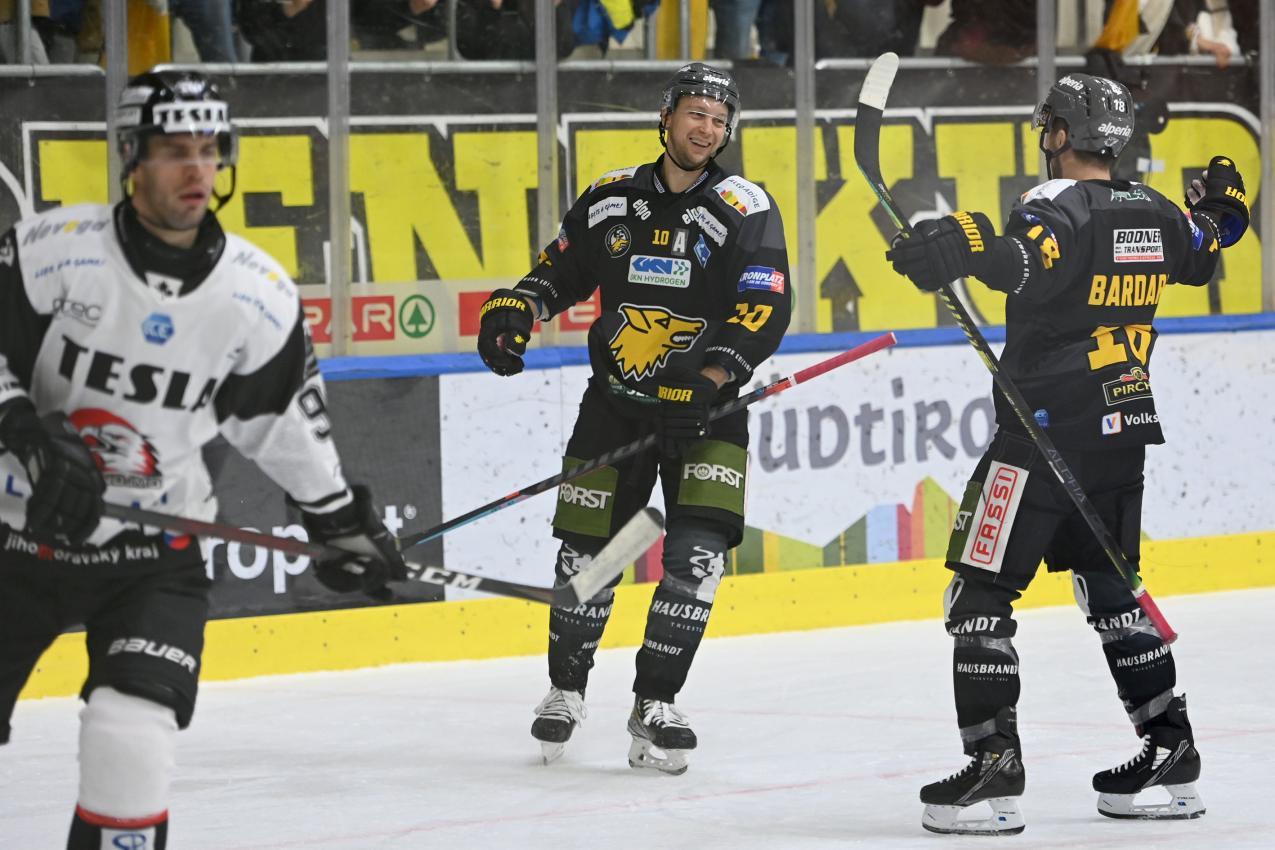 Johan Harju (Mitte) spielte beim HC Pustertal groß auf. © HC Pustertal / Iwan Foppa