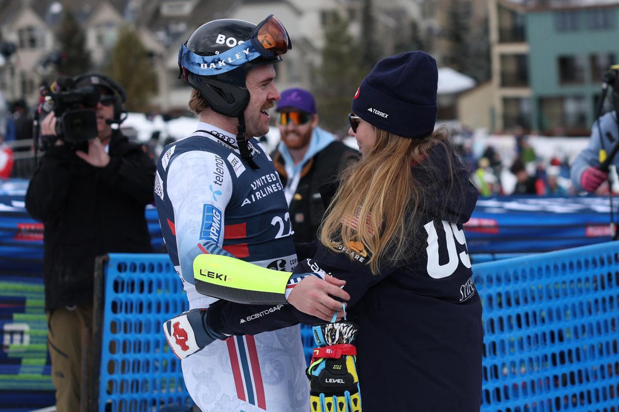 Kilde is embraced by his girlfriend Mikaela Shiffrin at the finish line. © APA / EZRA SHAW