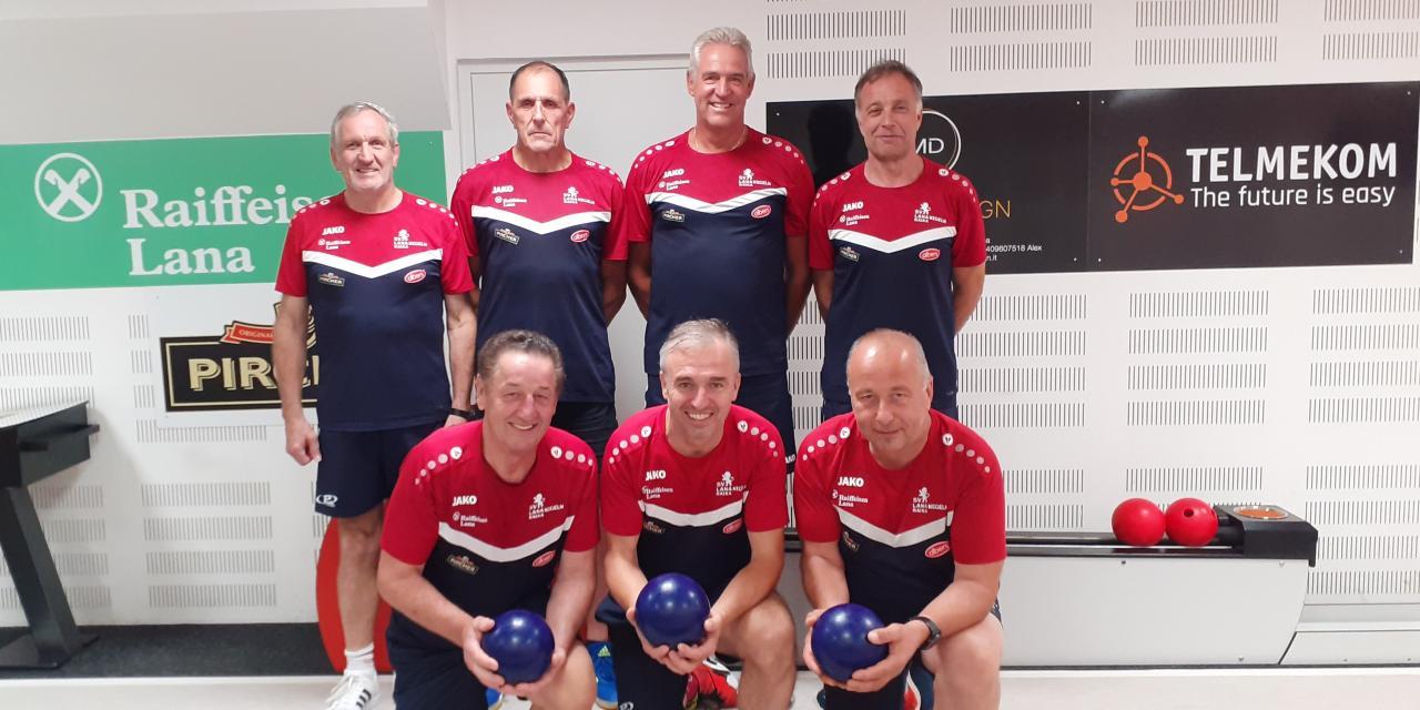 Lanas Kegelherren haben groß aufgespielt. Hinten von links Reinhard Obergasteiger, Karl Egger, Christian Gruber und Hannes Pichler; vorne von links Franz Höller, Georg Plaickner und Johann Rungaldier.