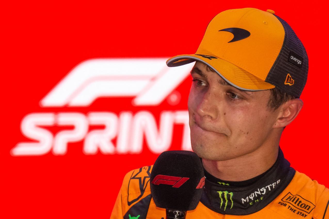 Lando Norris muss sich vor den Angriffen der Konkurrenz wehren. © APA/afp / ANDREJ ISAKOVIC