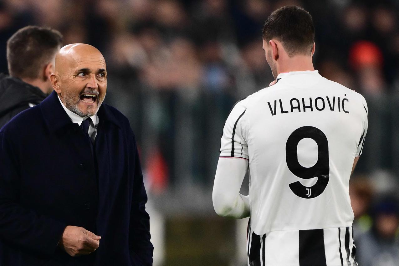 Luciano Spalletti (links) mit seinem Star-Stürmer Dusan Vlahovic. © APA/afp / MARCO BERTORELLO
