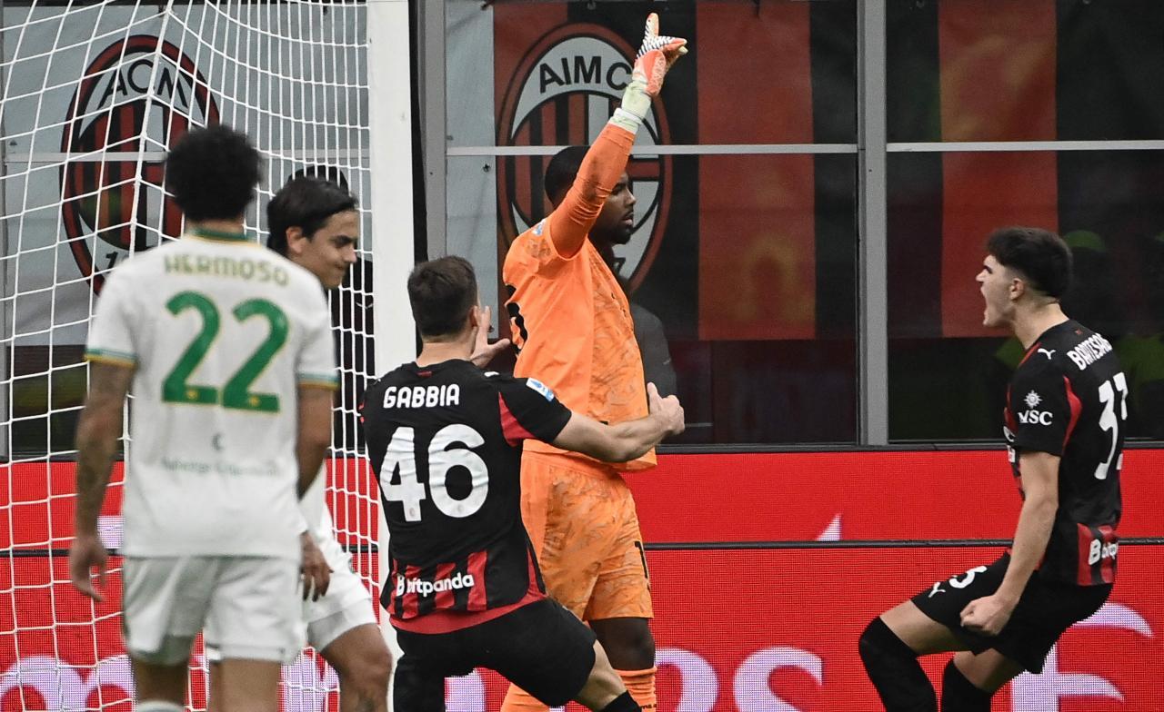Mike Maignan (in orange) wird von seinen Mitspielern gefeiert – er hat soeben den Elfmeter von Paolo Dybala pariert. © APA/afp / ISABELLA BONOTTO