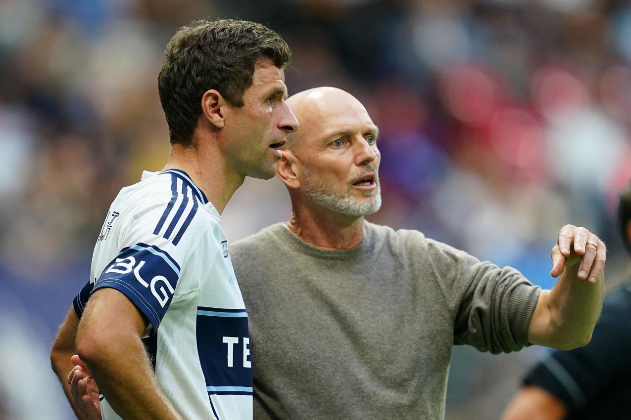 Müller avec l'entraîneur Jesper Sörensen. ©APA/RICHE LAM