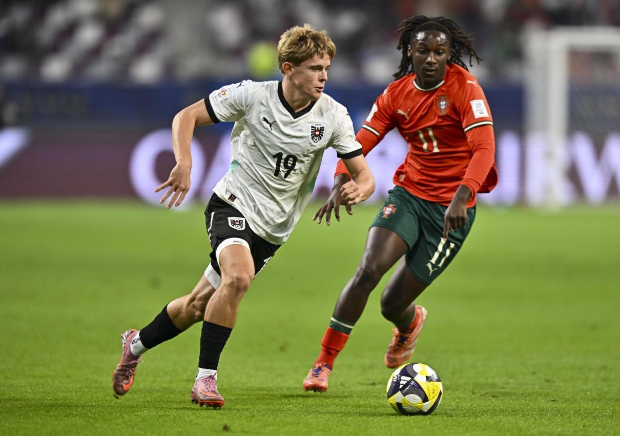 Österreichs Johannes Mathias Moser (links) im Duell mit Stevan Manuel. © ANSA / NOUSHAD THEKKAYIL