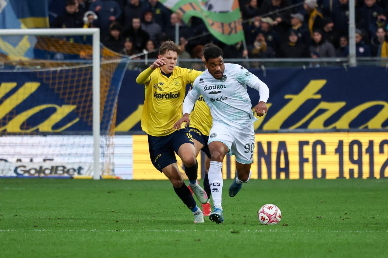 Raphael Odogwu, hier gegen Ex-Kollege Niklas Pyyhtiä, war der Alleinunterhalter im FCS-Sturm