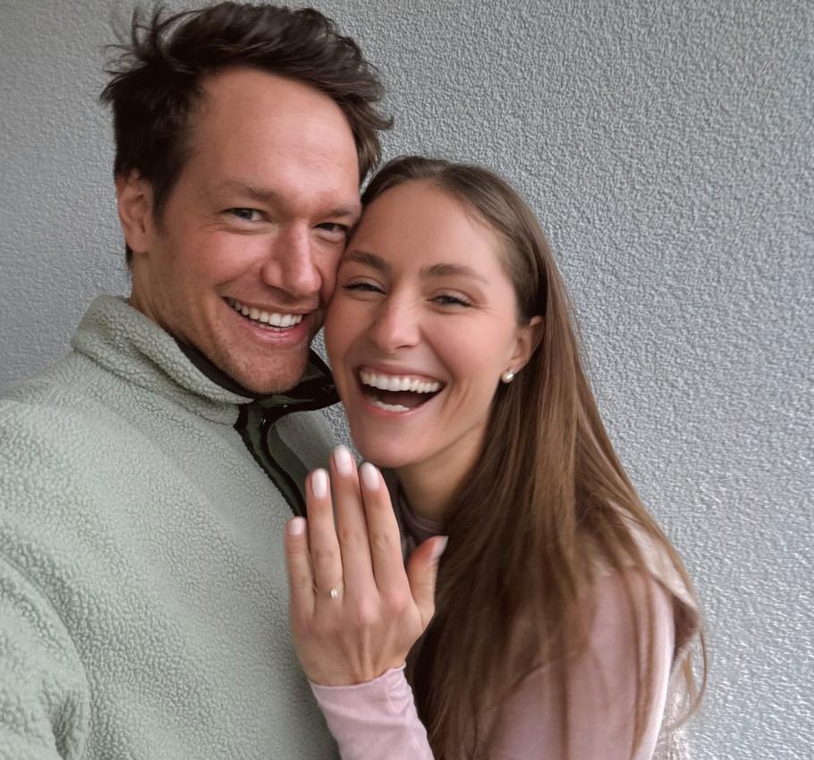 Sebastian Holzmann mit Freundin Sophie nach der Verlobung.