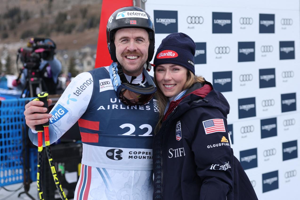 Shiffrin and Kilde embrace after the race. © APA / EZRA SHAW
