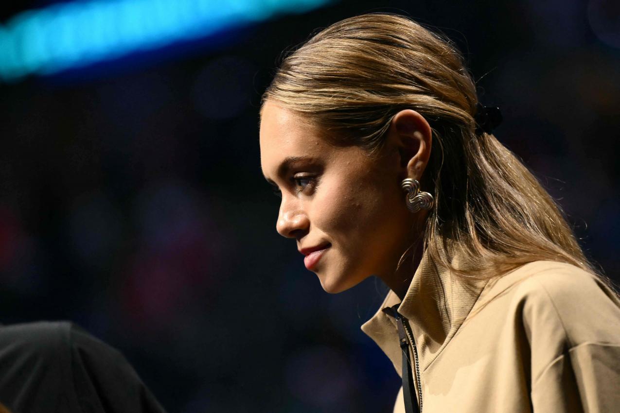 Sinners Freundin Laila Hasanovic drückt ihrem Jannik die Daumen. © APA/afp / MARCO BERTORELLO