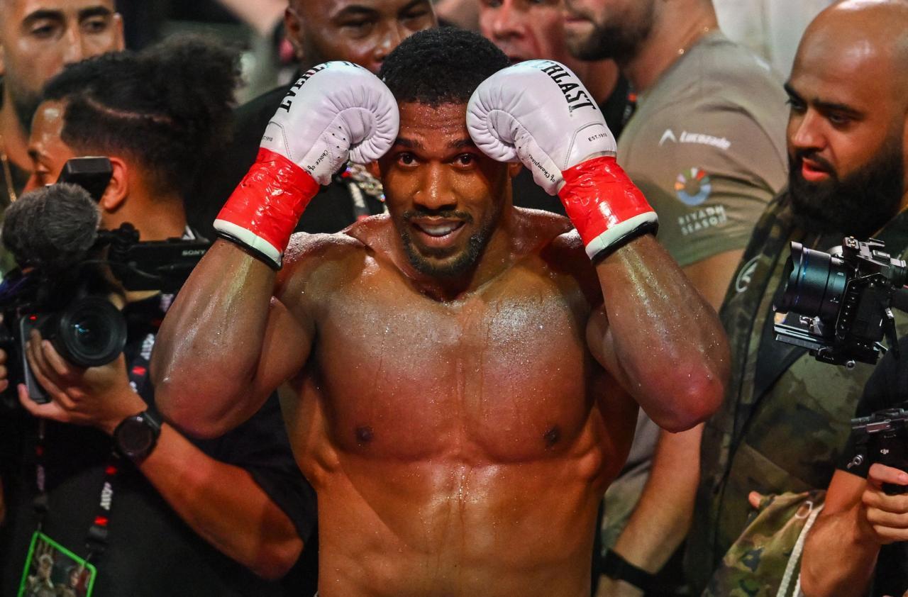 Anthony Joshua appears to have suffered a minor injury. © APA/afp / GIORGIO VIERA