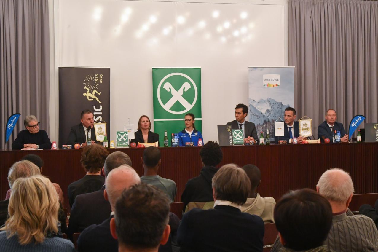 Battocletti (center) was the focus of the journalists. © Mosna