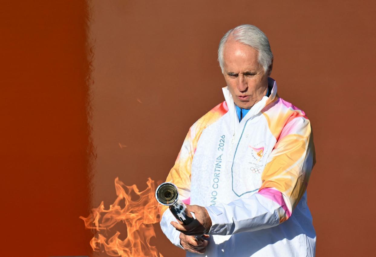 CONI-Präsident Giovanni Malagò startete den Fackellauf. © APA/afp / ALBERTO PIZZOLI