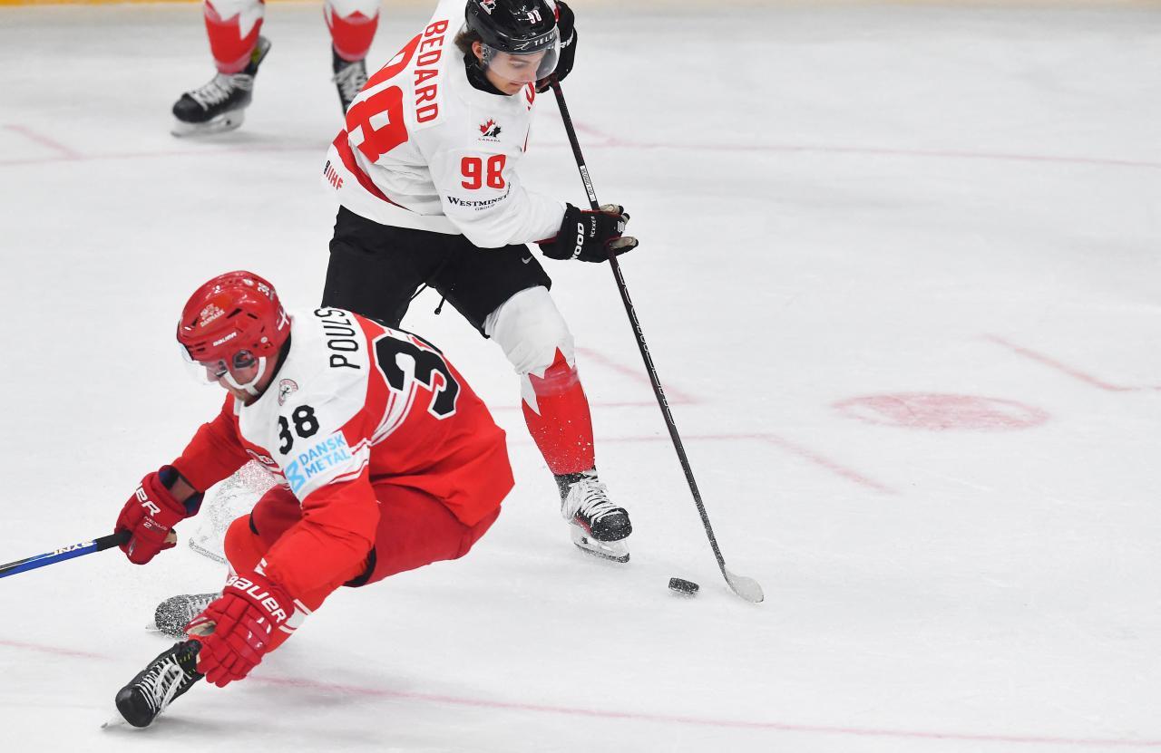 Connor Bedard soll für Kanada in Mailand zaubern. © APA/afp / MICHAL CIZEK