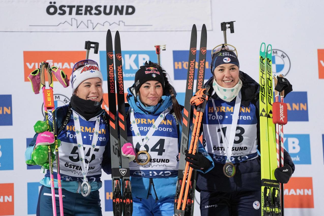 Das Podest in Östersund, von links Sonja Leinamo (2.), Dorothea Wierer (1.) und Camille Bened (3.). © APA/afp / BJORN LARSSON ROSVALL