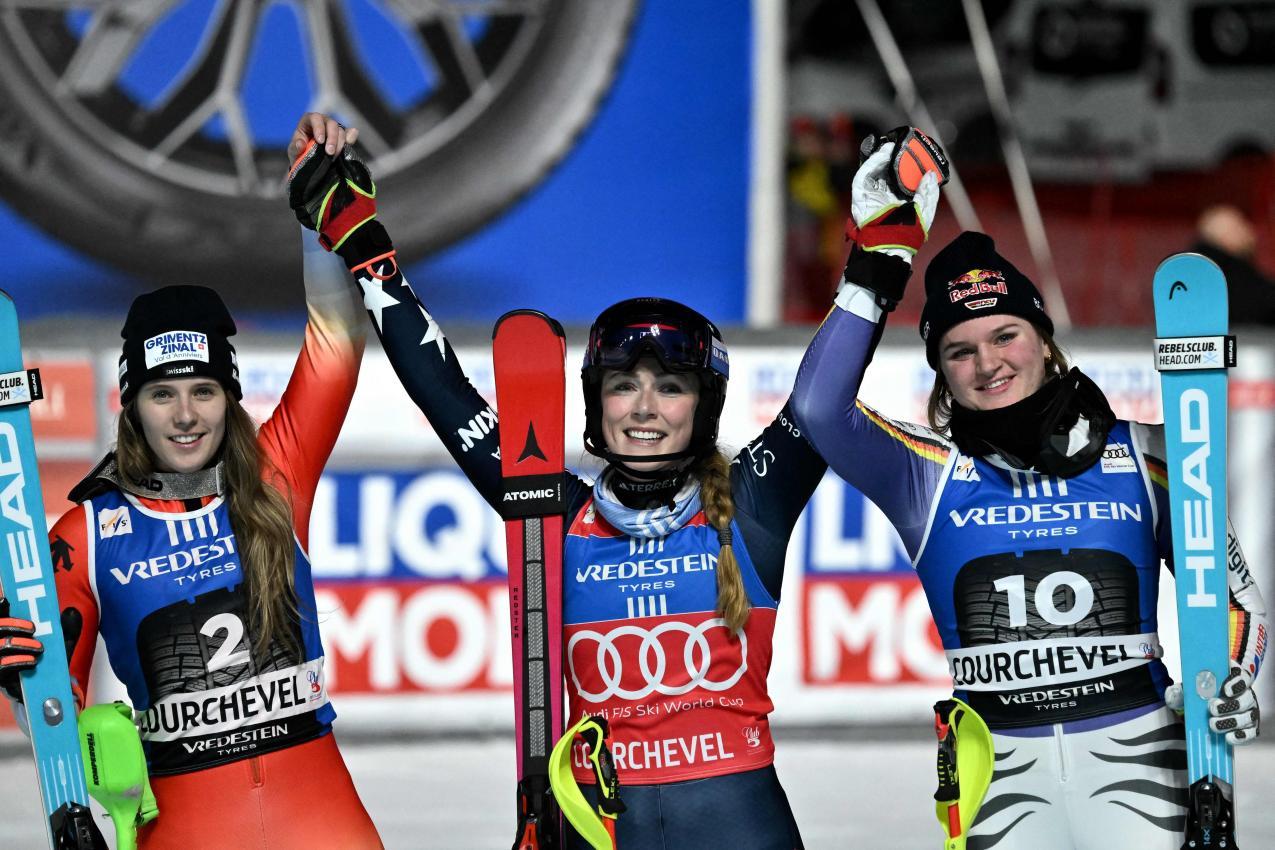 Das Podest, von links Camille Rast, Mikaela Shiffrin und Emma Aicher. © APA/afp / JEFF PACHOUD