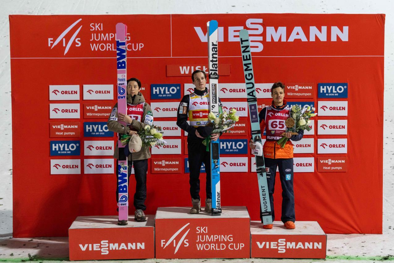 Das Podium beim Weltcup-Abschluss in Polen. © APA/afp / WOJTEK RADWANSKI
