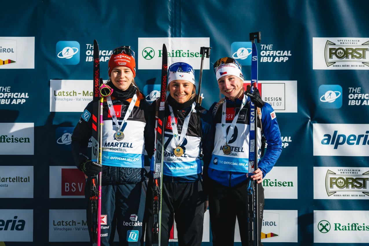Das Podium der Frauen mit der strahlenden Siegerin Lou-Anne Dupont Ballez Baz (Mitte). © Josef Plaickner