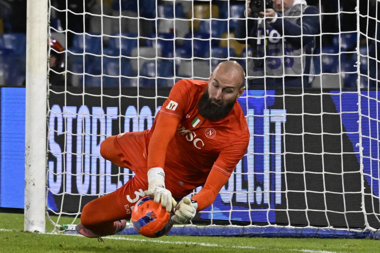 Der Schlüsselmoment: Vanja Milinkovic-Savic hält den Elfmeter von Cagliaris Zito Luvumbo. © ANSA / CIRO FUSCO