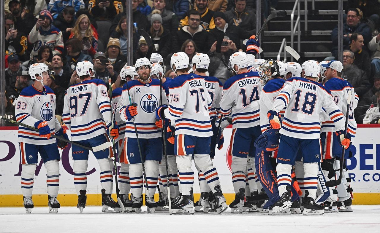 Die Oilers herzen Leon Draisaitl nach dessen 1.000 Scorerpunkt. © GETTY IMAGES NORTH AMERICA / JUSTIN BERL