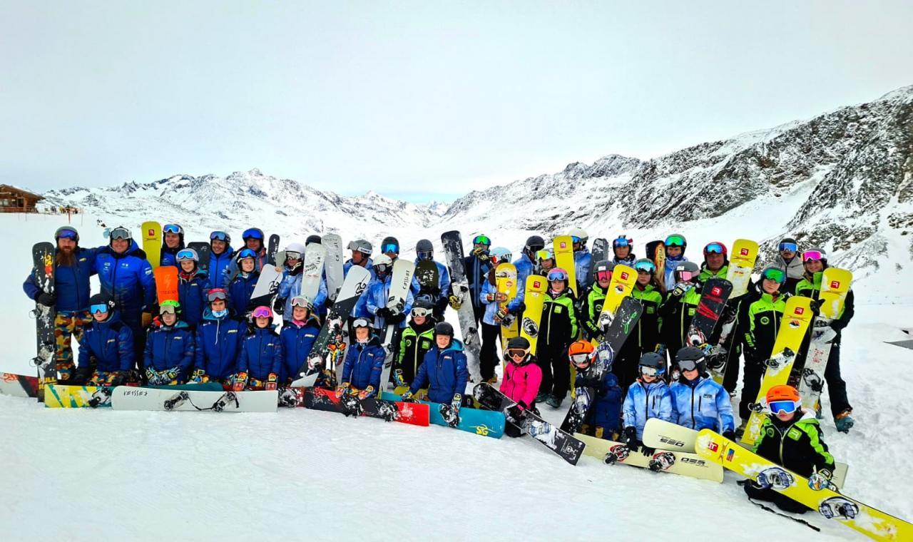 Die Snowboardjugend traf sich in Schnals.