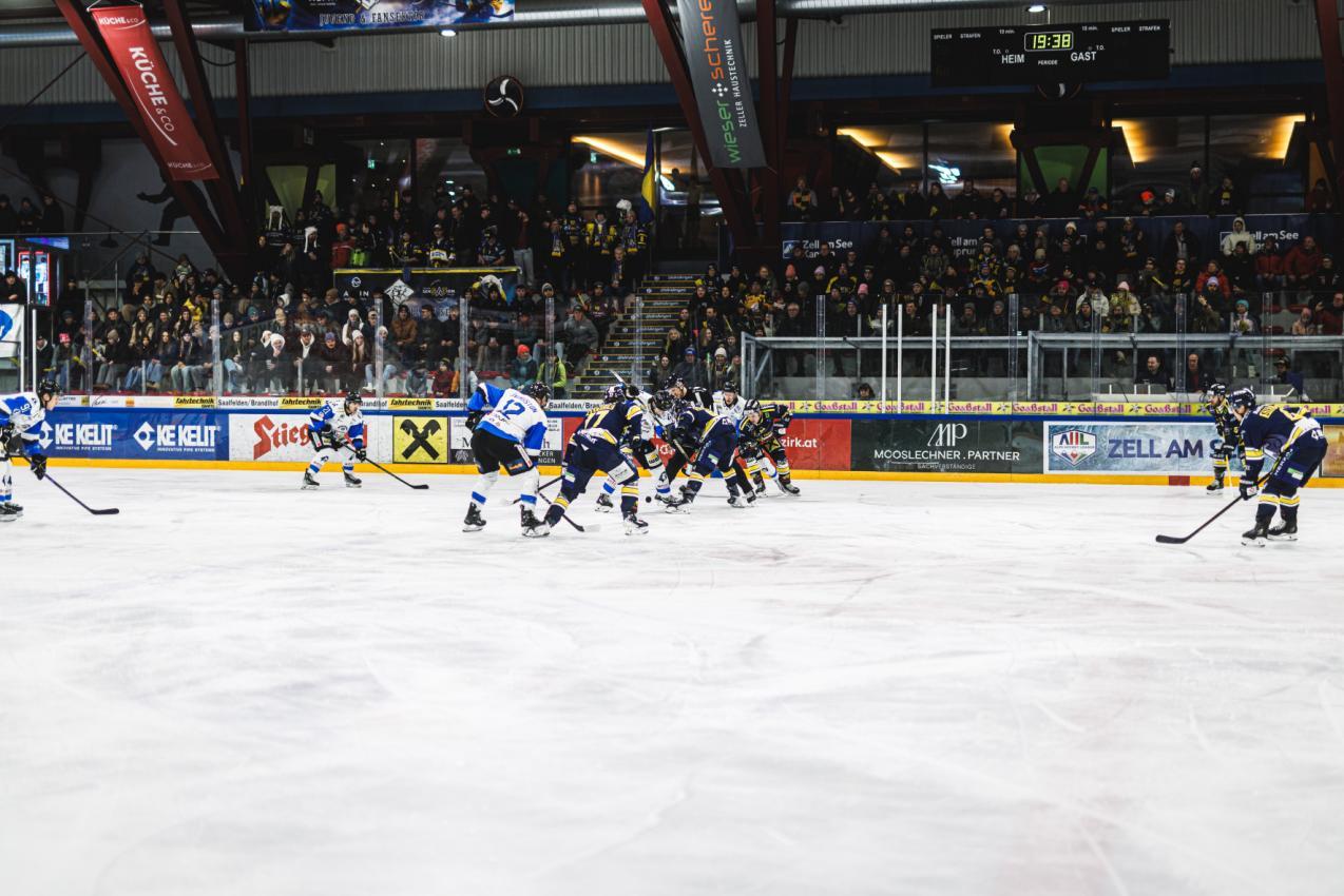 Die Wipptal Broncos (in blau-weiß) gewannen in Zell am See. © EK Zeller Eisbären
