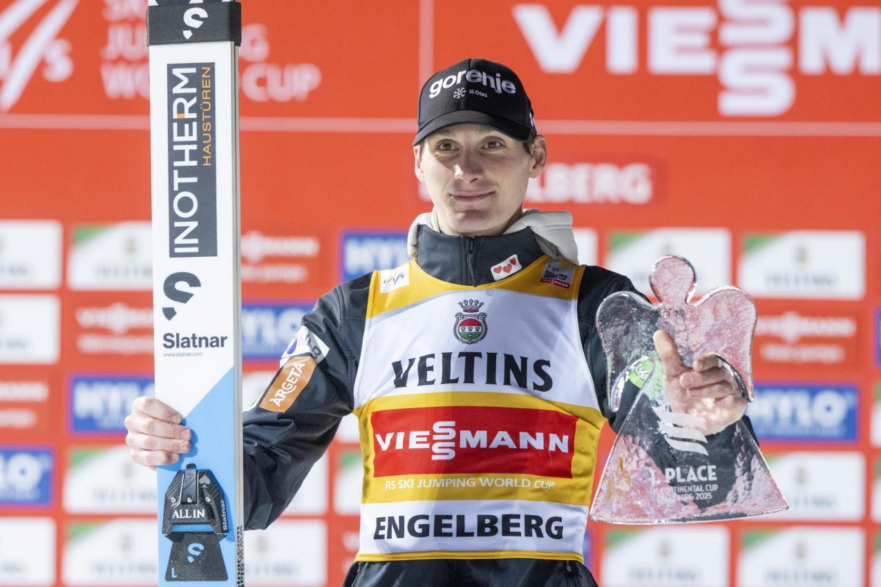 Domen Prevc war zuletzt eine Klasse für sich. © ANSA / URS FLUEELER