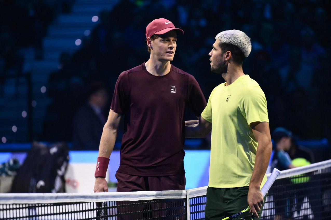 Dominieren das Tennis: Jannik Sinner (links) und Carlos Alcaraz. © APA/afp / MARCO BERTORELLO