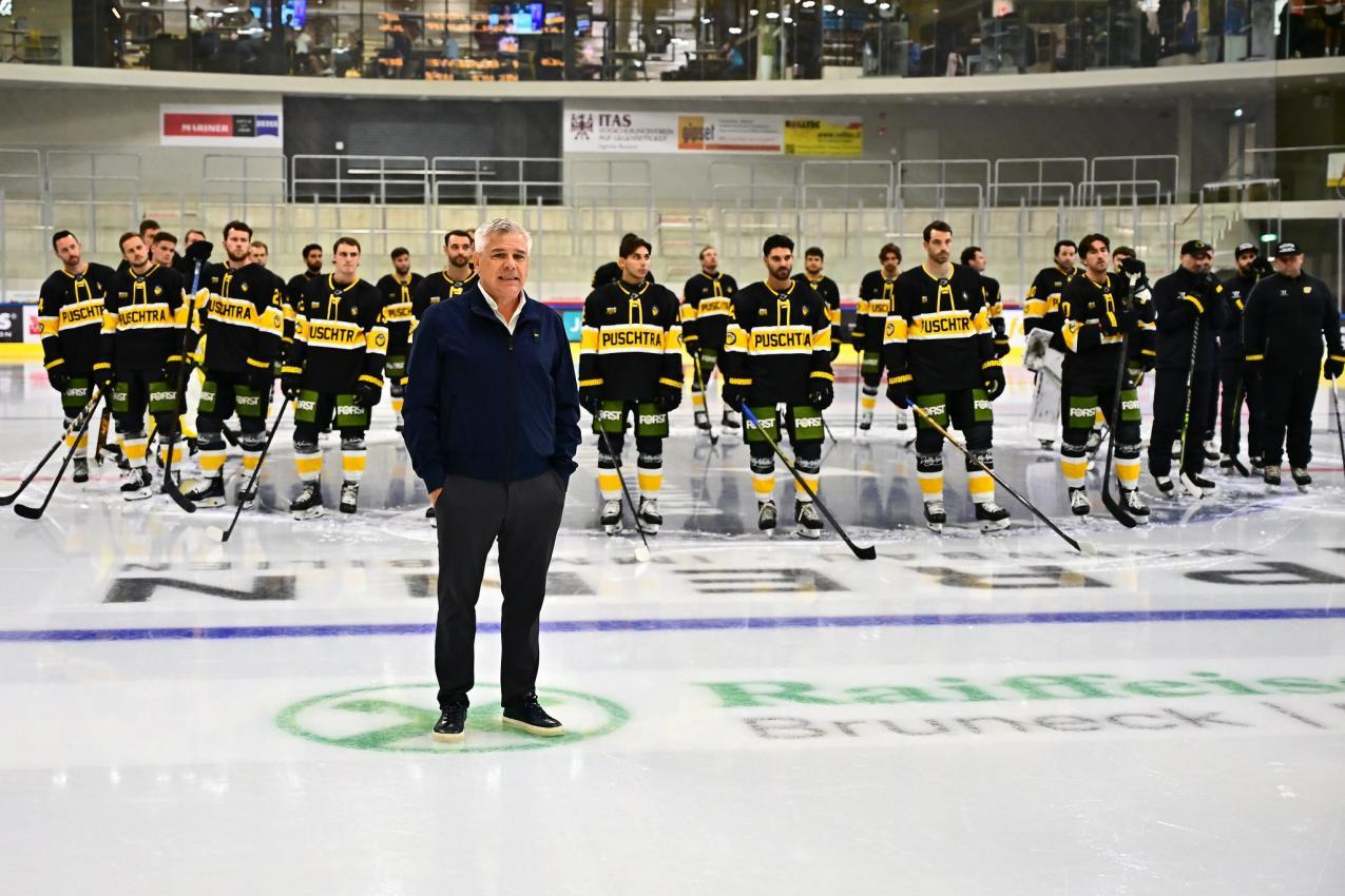 Erich Falkensteiner vor seinem Team. © HCP / Iwan Foppa
