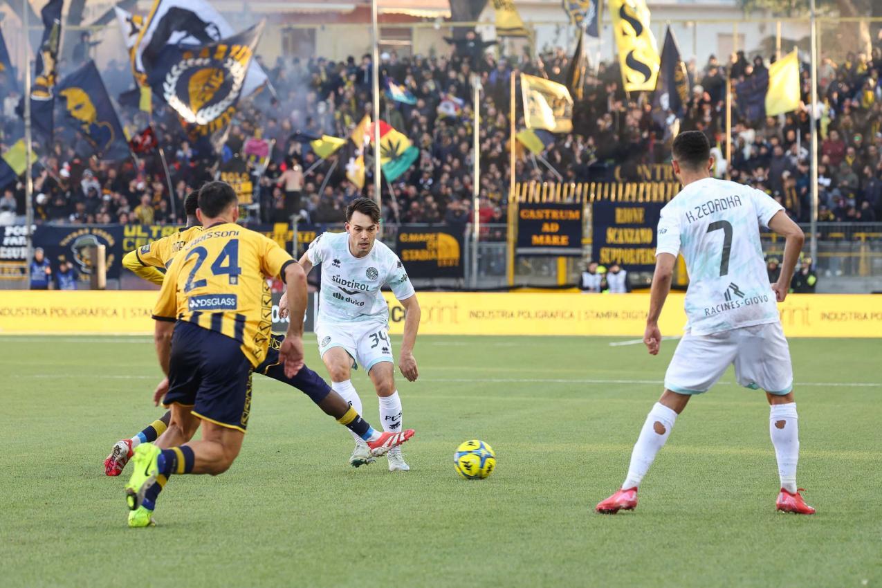 Frederic Veseli and Karim Zedadka (right) during the away game against Juve Stabia.