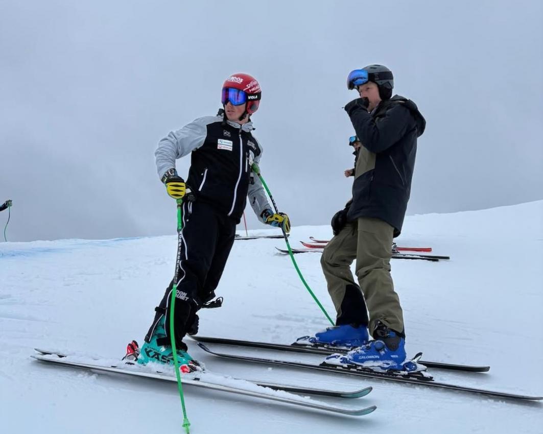 Hannes Reichelt (rechts) auf der Saslong im Gespräch mit Simon Lochmann.