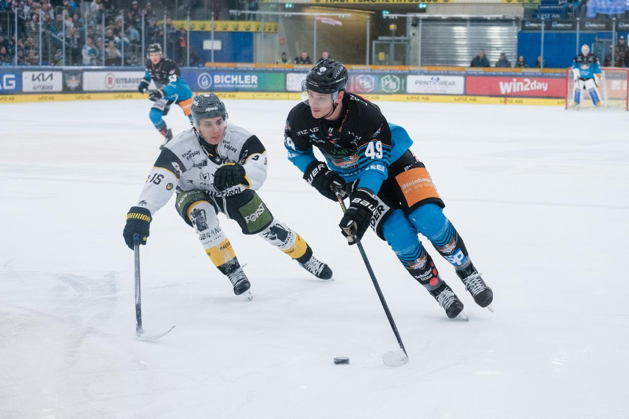 HCP-Torschütze Alan Lobis hechelt Graham Knott hinterher.