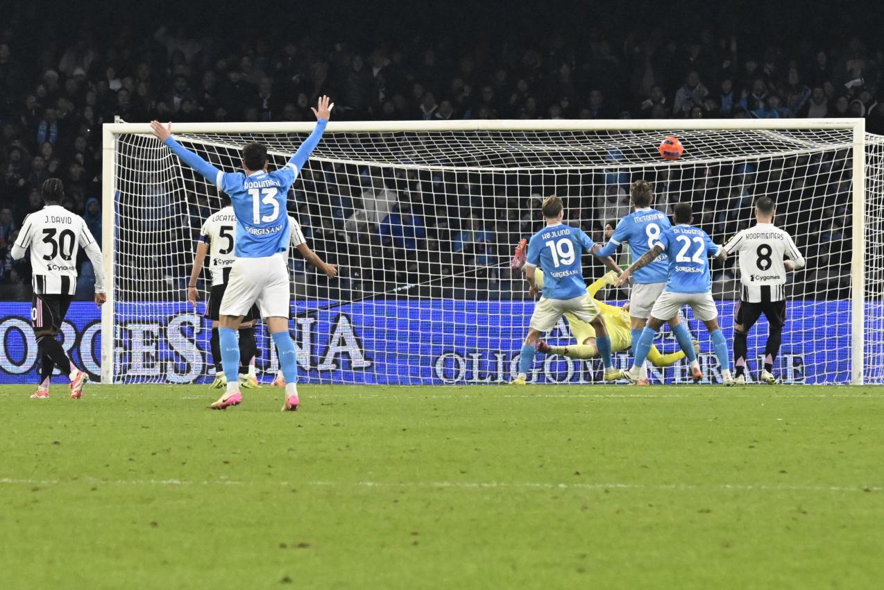 Hier erzielt Rasmus Hojlund das Siegtor für Napoli. © ANSA / CIRO FUSCO