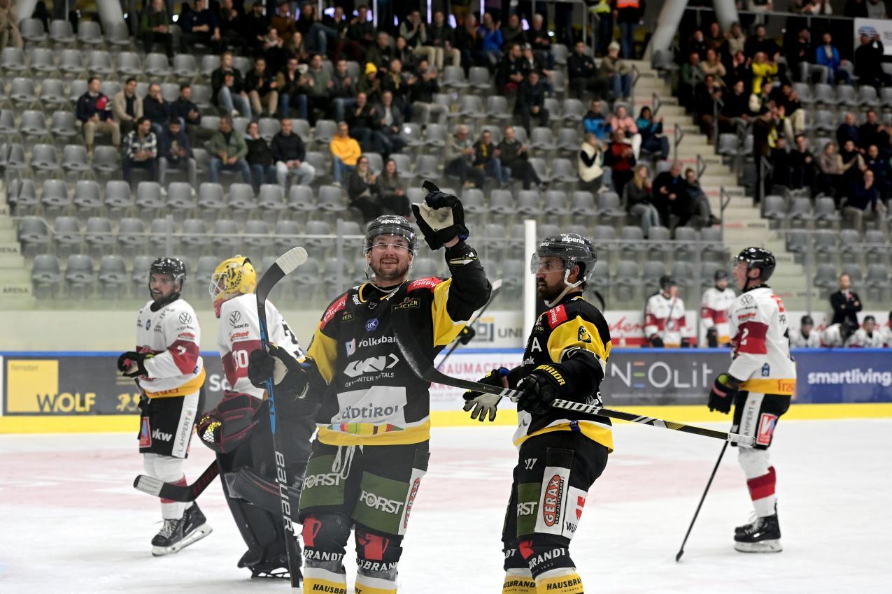Jason Akeson (front) has amassed 119 points in 112 games for HC Pustertal. © HC Pustertal / I. Foppa