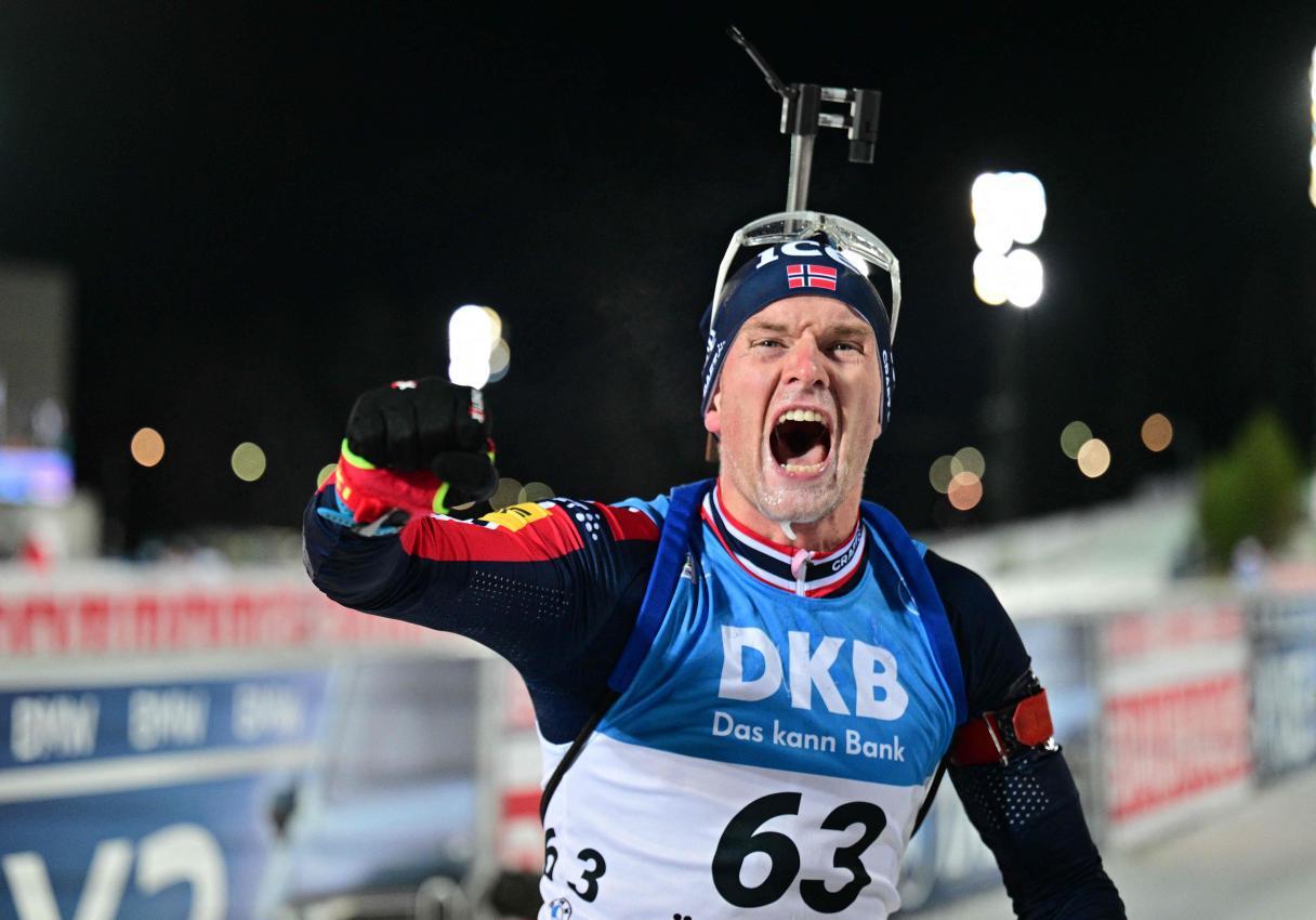 Johan-Olav Botn bejubelt im Einzelrennen über 20 Kilometer seinen ersten Weltcup-Sieg. © APA/afp / HANNA BRUNLOF