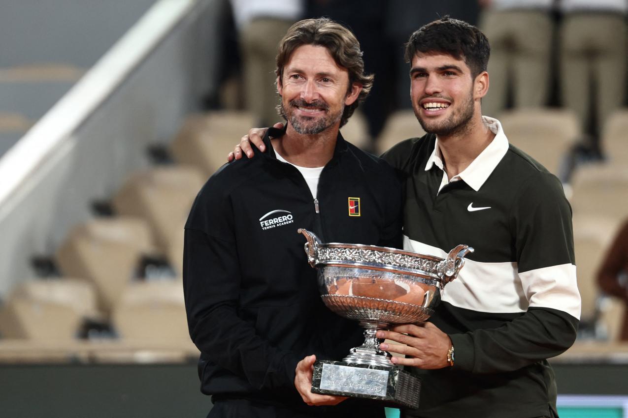 Juan Carlos Ferrero und Carlos Alcaraz bei den French Open. © AFP / THIBAUD MORITZ