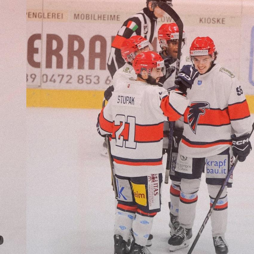 Jubel bei den HC Brixen Falcons nach dem Heimsieg. © Falcons Brixen