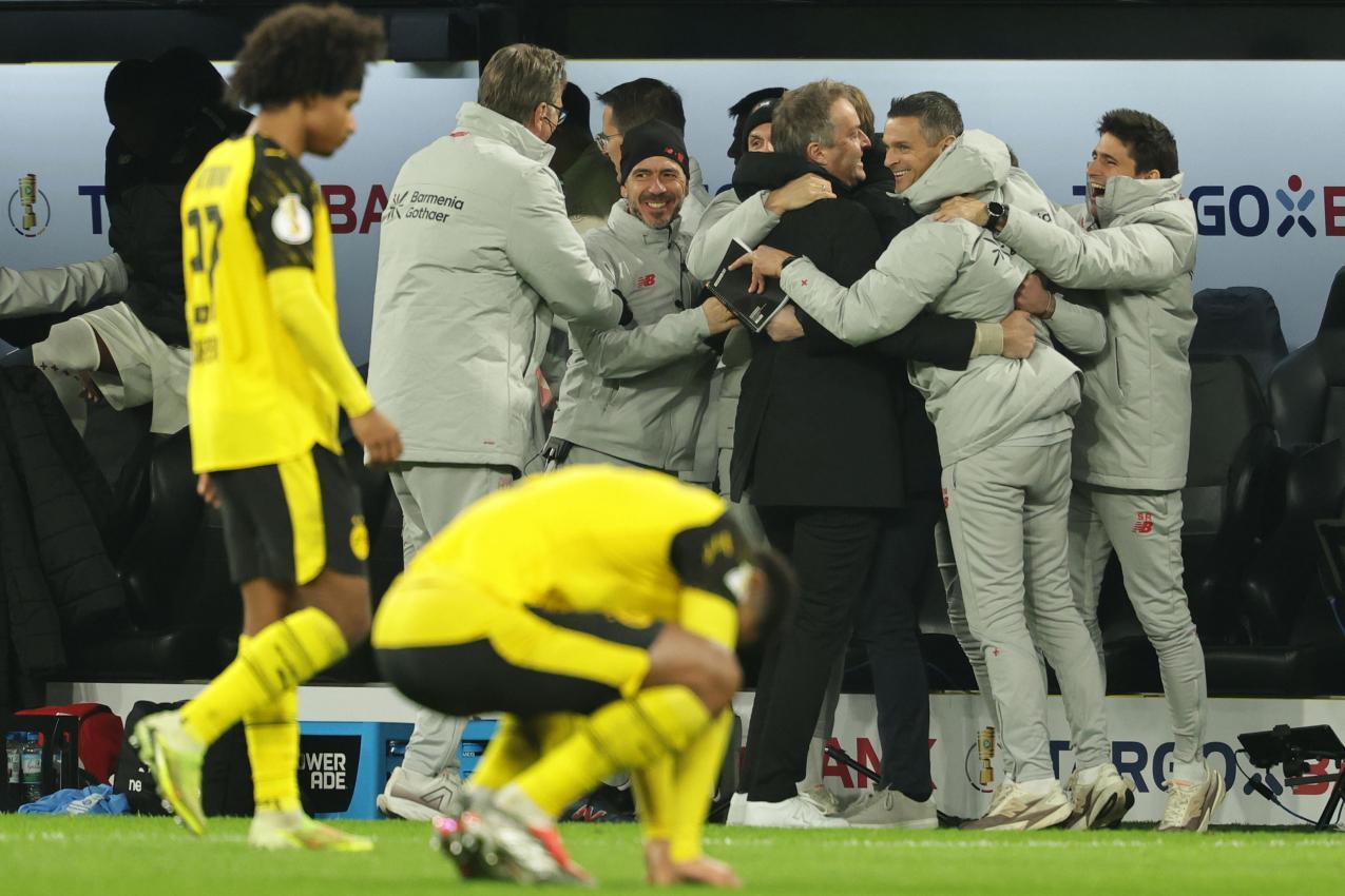 Jubelnde Leverkusener, enttäuschte Dortmunder: Der BVB ist im Pokal ausgeschieden. © ANSA / Friedemann Vogel