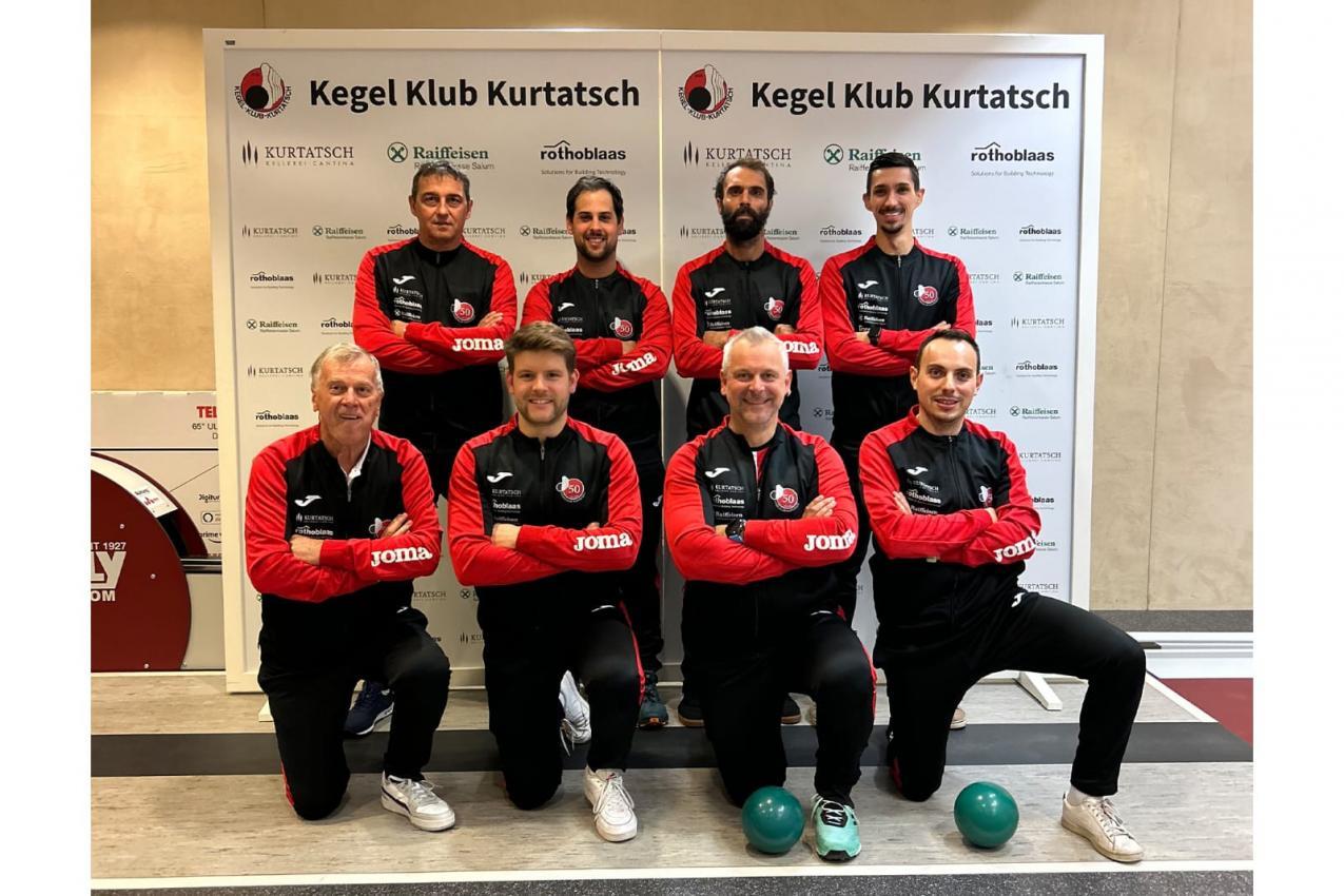Kurtatsch hat den Kampf um Platz zwei gegen Fugger Sterzing verloren. Hinten v.l. Ivo Mayr, Tobias Gruber, Alexander Schweiggl, Ivan Mayr. Vorne v.l. Viktor Estfeller, Aaron Peer Pratzer, Norbert Schraffer, Andreas Dalvai.
