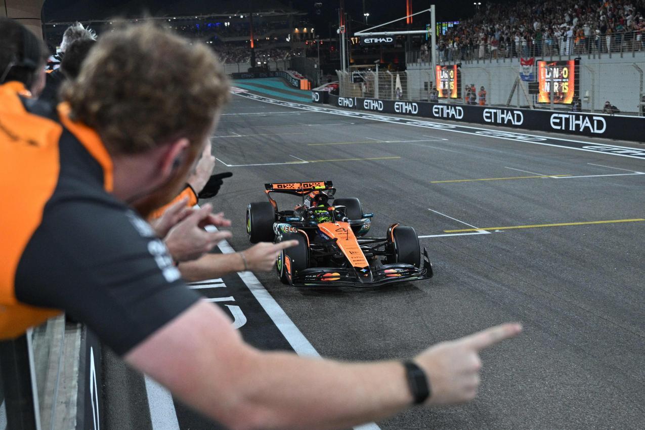 Lando Norris wird nach der Zieleinfahrt gefeiert. © APA/afp / ANDREJ ISAKOVIC