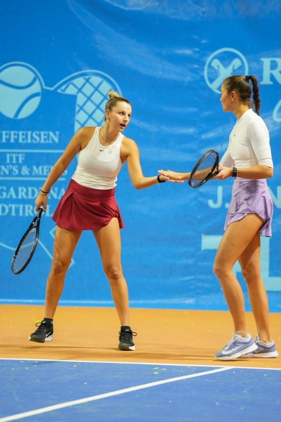 Lisa Peer (links) und Laura Mair beim Doppel-Viertelfinale. © Alex & Diego Runggaldier