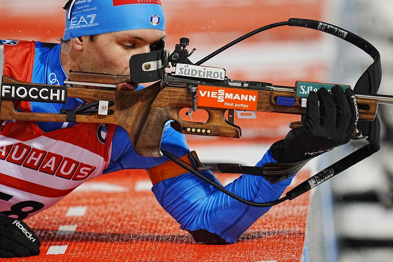 Machte beim Liegendschießen einen Fehler: Tommaso Giacomel. © APA/afp / BJORN LARSSON ROSVALL
