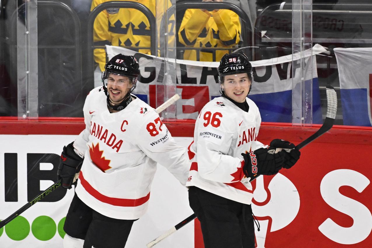 Macklin Celebrini in Canada's national team alongside superstar Sid Crosby. © APA/afp / ANDERS WIKLUND