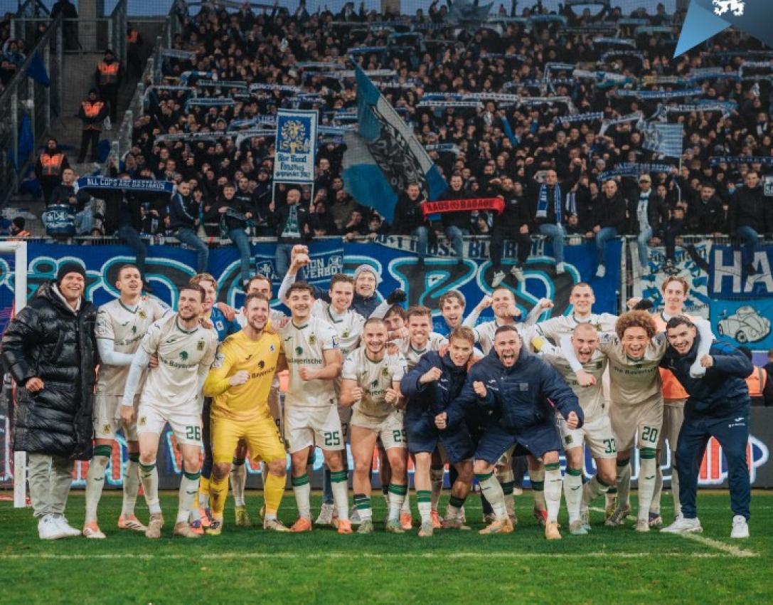 Max Reinthaler (oben 2. v.l.) reitet mit 1860 auf einer Welle. © 1860 München