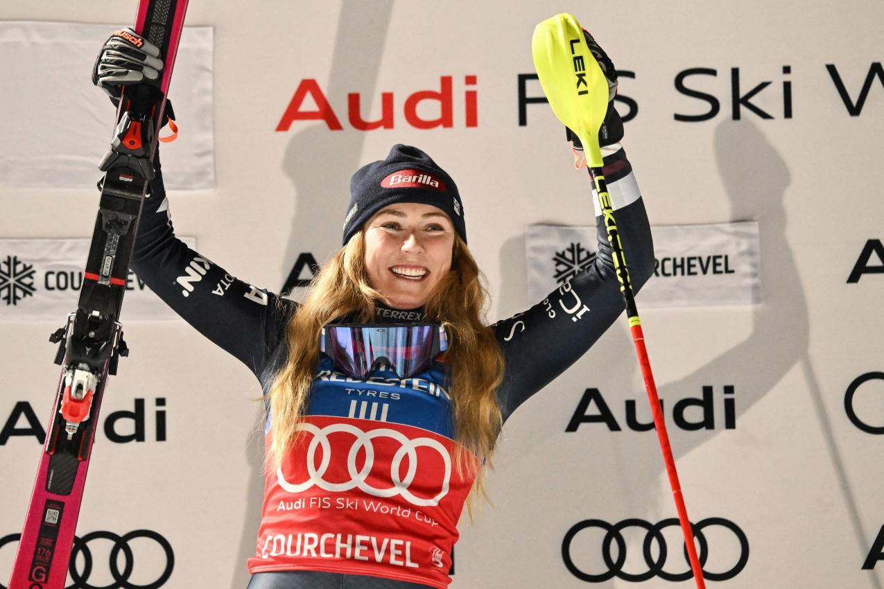 Mikaela Shiffrin zeigte groß auf. © APA/afp / JEFF PACHOUD