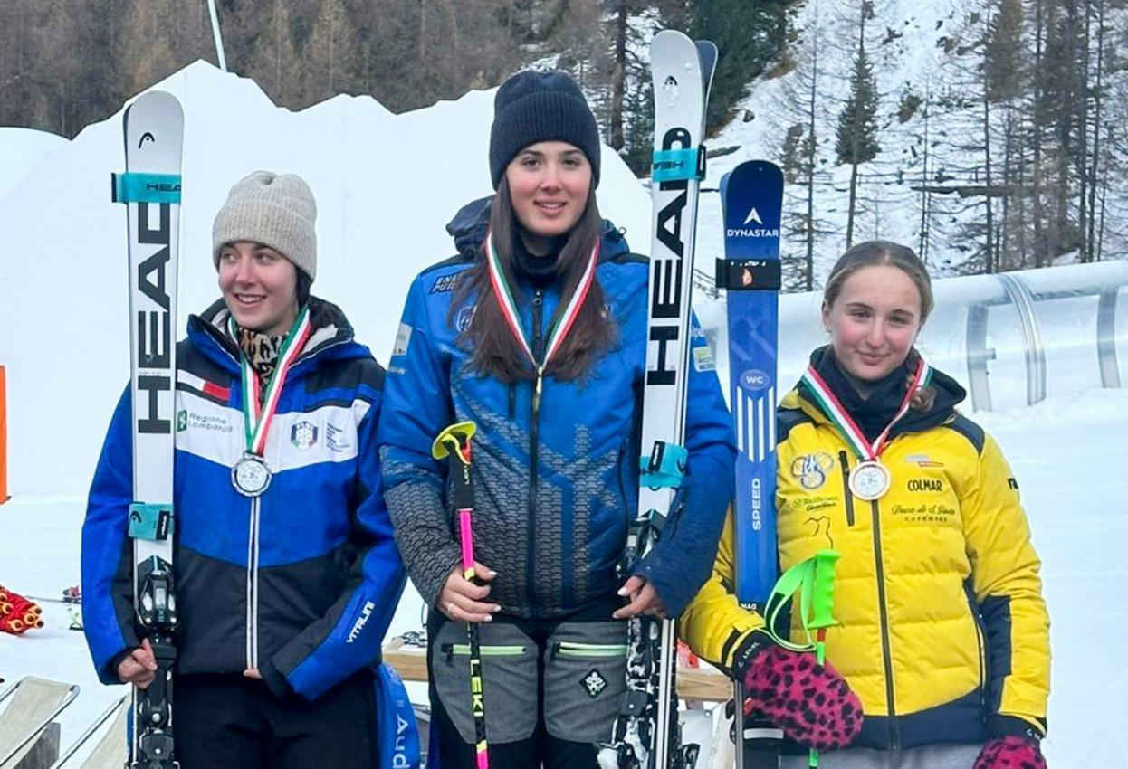 Nadine Trocker (mitte) und Arianna Putzer (rechts) zeigten auf.