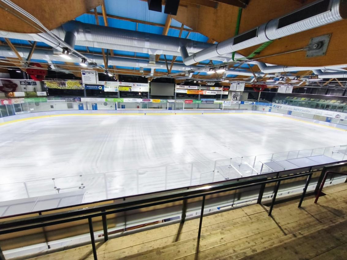 Nur noch die Linien fehlen auf der Eppaner Eisfläche, dann kann's wieder losgehen.