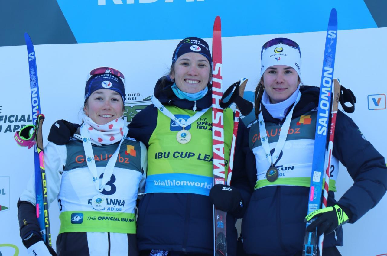 Paula Botet (Mitte) stahlt neben Celia Henaff (links) und Voldiya Galmace Paulin (rechts). © Sportissimus
