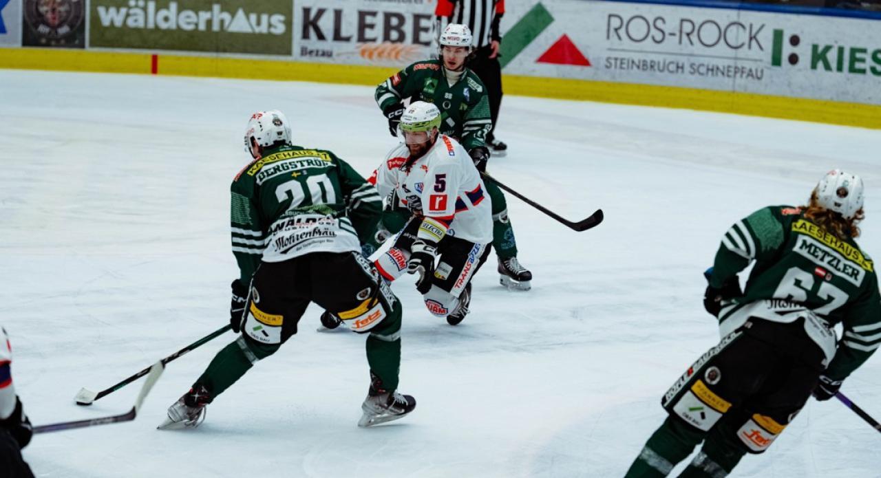 Ritten (in weiß) gewann das direkte Duell um Platz 5. © EC Bregenzerwald