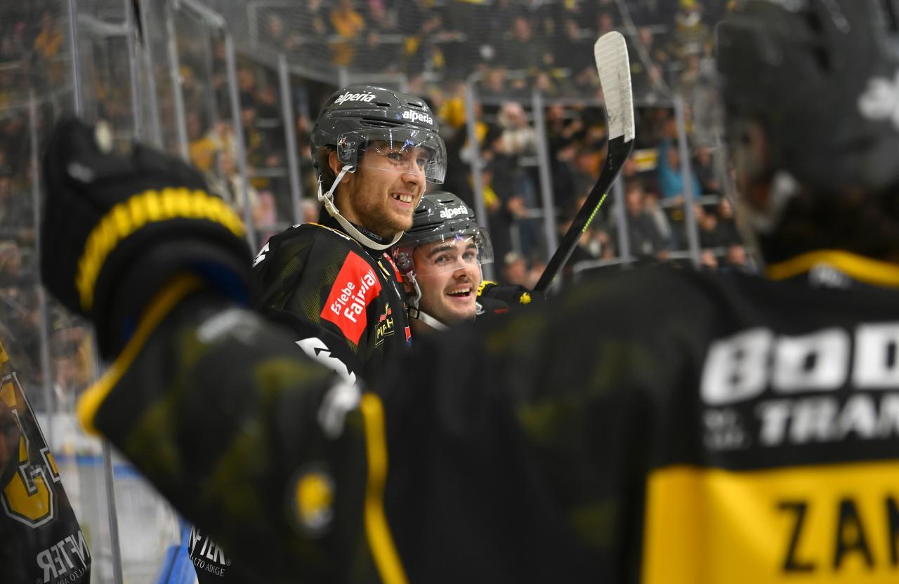 Rueschhoff wird von seinen Pusterer Kollegen gefeiert. © I. Foppa / HC Pustertal